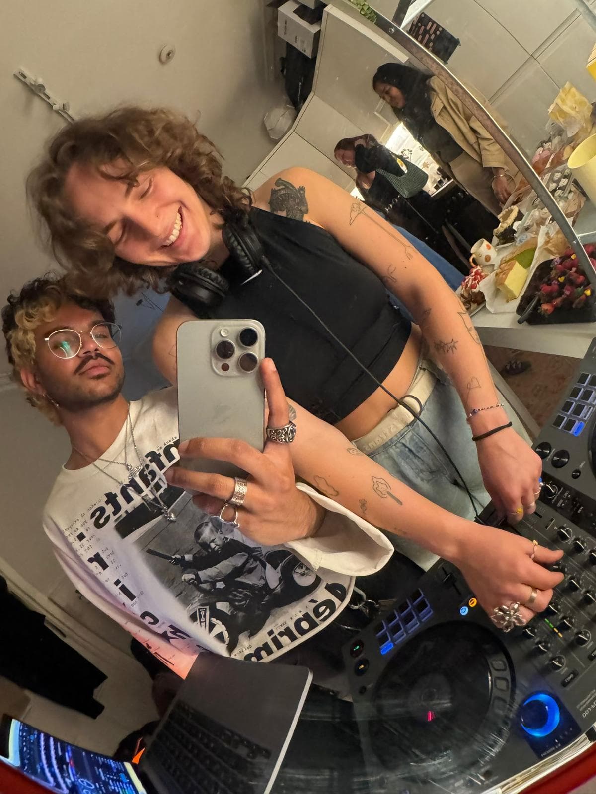 DJ set mirror selfie
